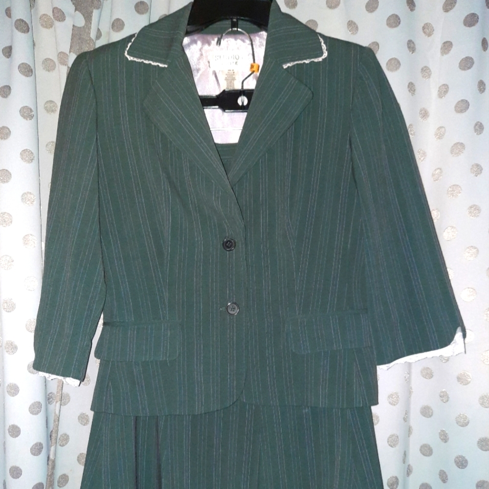 STUDIO I Petite Skirt Suit Set w/Pinstripes & Lace Trim Around The Collar 8P